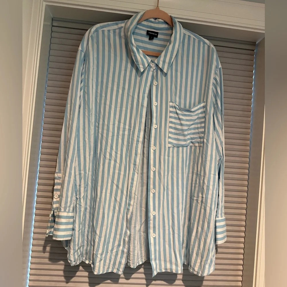 Blue striped lightweight Torrid button down D-22